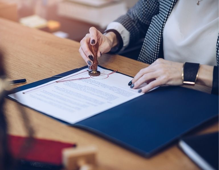 En la sociedad actual, la seguridad jurídica es un pilar fundamental para la protección de derechos y la verificación de hechos. Dentro del ámbito notarial, el acta notarial es un instrumento que otorga validez y certeza a determinadas situaciones, dejando constancia de hechos o declaraciones realizadas ante notario. Su valor probatorio es innegable y su utilidad abarca múltiples ámbitos, tanto personales como empresariales.